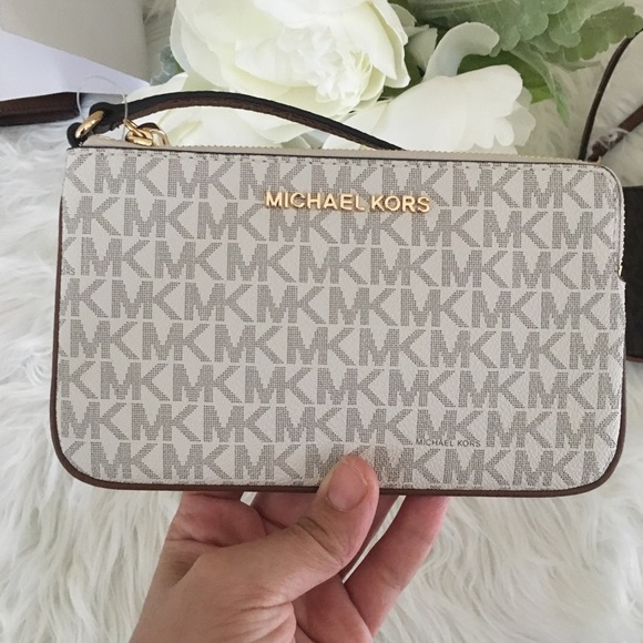 Michael Kors Handbags - New Michael Kors jet set Large Wristlet